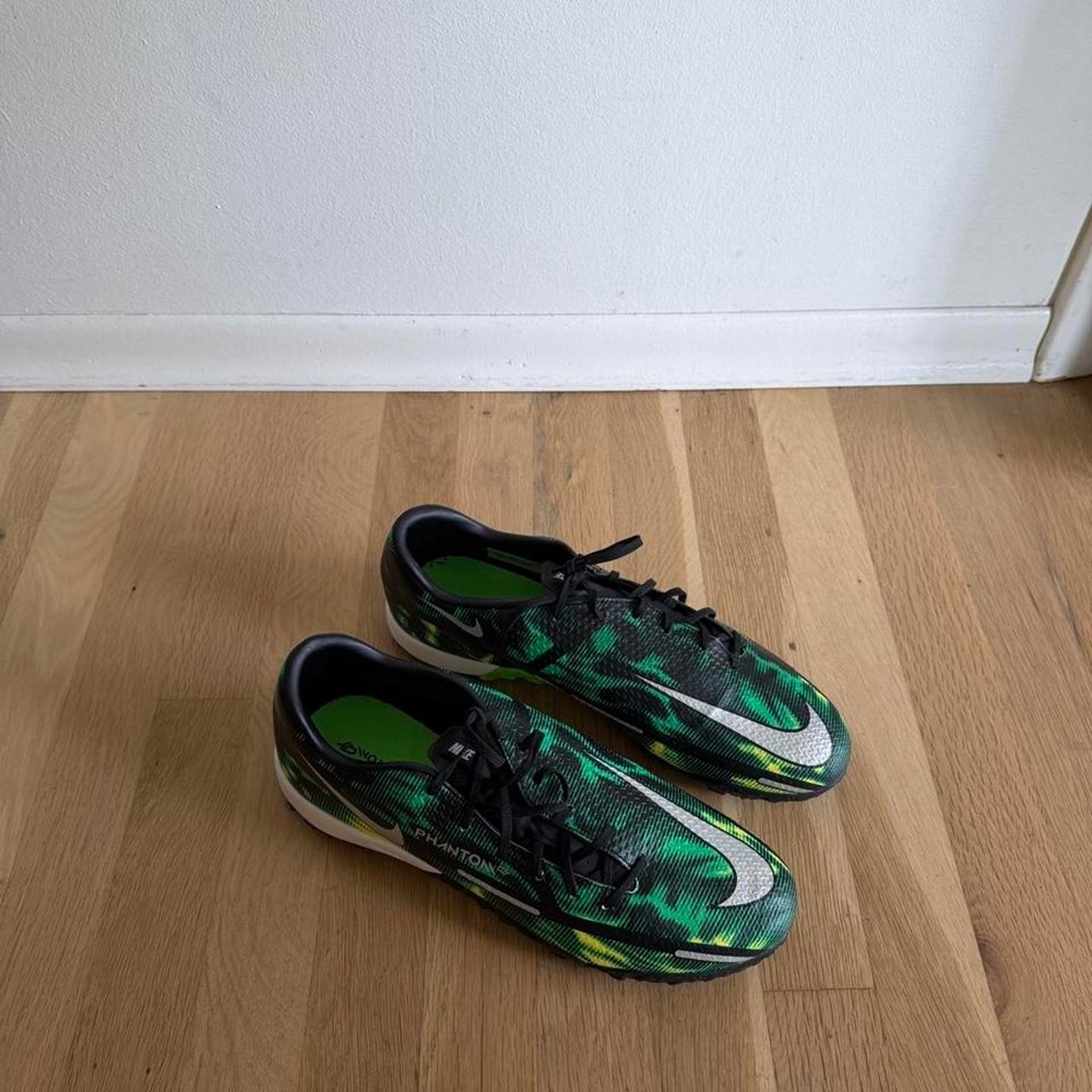 Nike Phantom GT2 soccer indoor cleats in green/black camouflage